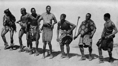 Dél-Afrika. Könnyed kaffir fiúk koncertezett dallal és tánccal. 1920 alkotó: Unbekannt