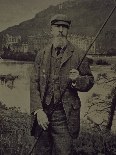 Devonshire 8. hercegének műtermi portréja tweedben, kezében horgászbotot tartva egy Chatsworth-t ábrázoló nyomtatott paraván előtt. alkotó: William M. Timlin