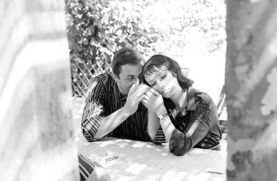 MARIE LAFORET SZÍNÉSZNŐ A BARÁJJÁVAL, JEAN GABRIEL ALBICOCCO RENDEZŐVEL A VELENCE LIDO-BAN – 1961 alkotó: Unbekannt