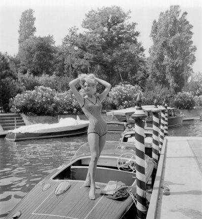 NADINE DUCA SZÍNÉSZNŐ A VELENCE LIDOBAN – 1960 alkotó: Unbekannt