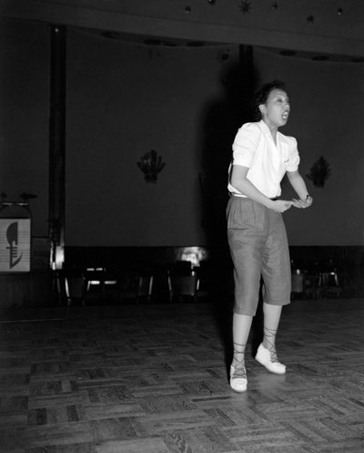 JOSEPHINE BAKER POP-ÉNEKES ÉS TÁNCOS A NEMZETKÖZI FILMFESZTIVÁLON A VELENCEI LIDO-BAN - 1948 alkotó: Unbekannt