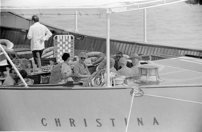 A HAJÓÉPÍTŐ ARISTOTELIS (aristote) ONASSIS ÉS AZ ÁLLAMFÉRFI WINSTON CHURCHILL FELESÉGÉVEL A „” CHRISTINA „” JACHTON VELENCÉBEN - 1960 alkotó: Unbekannt