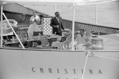 A HAJÓÉPÍTŐ ARISTOTELIS (aristote) ONASSIS ÉS AZ ÁLLAMFÉRFI WINSTON CHURCHILL FELESÉGÉVEL A „” CHRISTINA „” JACHTON VELENCÉBEN - 1960 alkotó: Unbekannt
