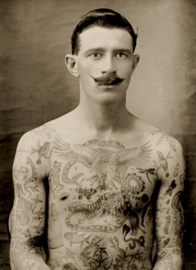 Tetovált brit tengerész az 1914-18-as Nagy Háborúban (elölnézetben) (fekete-fehér fénykép) (lásd még 473189) alkotó: Unbekannter Künstler