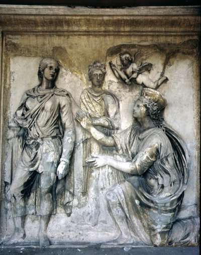 A hátsó homlokzat, antik dombormű részlete (néhány darab Augustus Ara Pacis-ból), egy koronás istennőt és egy fiatalembert (kő) ábrázol alkotó: Unbekannt