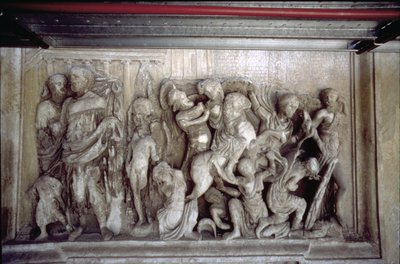 A hátsó homlokzat, antik dombormű-díszítés részlete (néhány darab Augustus Ara Pacis-ból), csatajelenetet ábrázolva (kő) alkotó: Unbekannt