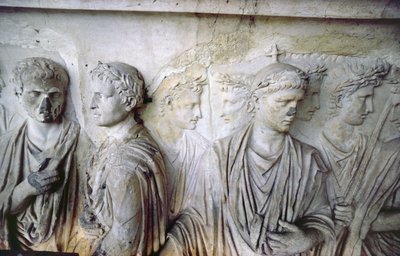 A hátsó homlokzat, antik domborműves díszítés részlete (néhány darab Augustus Ara Pacis-ból), amely római polgárok csoportját ábrázolja (kő) alkotó: Unbekannt