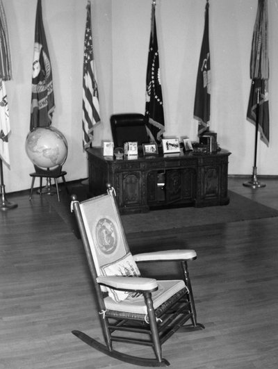 John Fitzgerald Kennedy elnök híres hintaszéke, íróasztala és egyéb emléktárgyak kiállítva. Milánó. 1965. alkotó: Unbekannt
