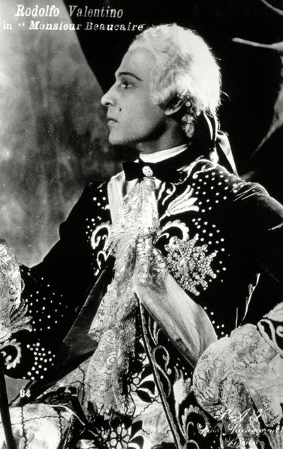 A híres némafilmszínész, Rodolfo Valentino a 