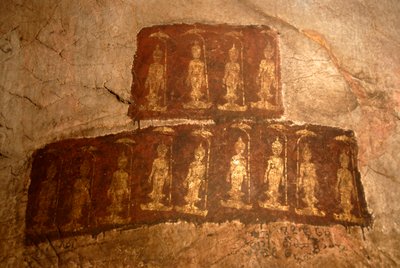 Theraváda buddhizmus; ősi falfestés; álló Buddha Sákjamuni; Mudra; Varada; kívánságteljesítés gesztusa; Tham Pa barlang; Nong Thangban; Xieng Khouang tartomány; Laosz; Délkelet-Ázsia; Ázsia alkotó: Unbekannter Künstler