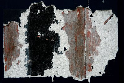 Időjelek. A formákat bemutató absztrakt művészet a múló idő tanújaként. Festéknyomok fán. Fotó: Michel Lunardelli. alkotó: Unbekannt