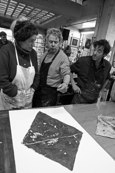 Todd Narbey, új-zélandi festő, Annie-Paule Thorel francia festő, Nicolas du Mesnil du Buisson, a Pasnic gravírműhely társalapítója, Pascal Gauvard, a Pasnic gravírműhely társalapítója. Egy nyomat elemzése. Pasnic gravírozó műhely Párizsban i alkotó: Unbekannt