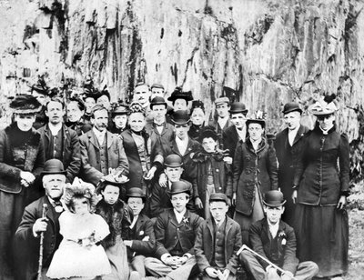 Egyesült Királyság: Emberek csoportja kiránduláson. c1910 alkotó: Unbekannt