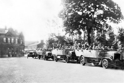 Egyesült Királyság: Charabancs vonal a városközpontban. Poynton, Cheshire, 1925 alkotó: Unbekannt