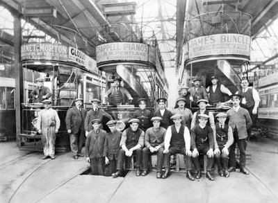 United Kingdon: Villamosok és személyzet az Oswald Road villamosmegállójában. Kircaldy, 1910 alkotó: Unbekannt