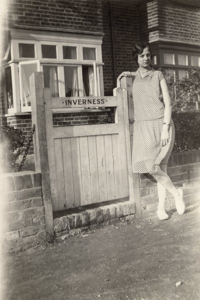 Nő az Inverness B&B előtt, Broadstairs, Kent, 1920-as évek körül alkotó: Unbekannt