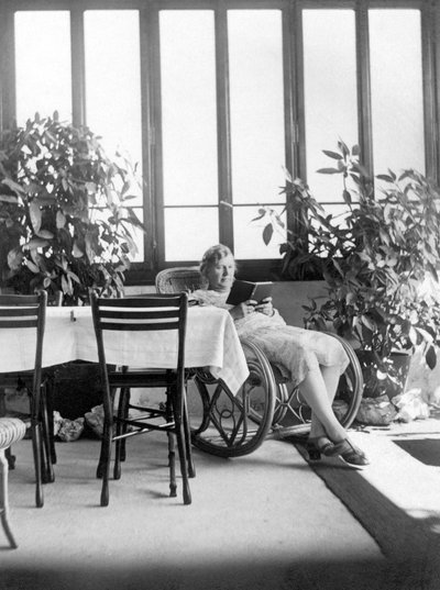 Nő ül egy hintaszékben, könyvet olvas. 1915 körül Németország Történelmi fotó, olvasó nő, 1915 körül. alkotó: Unbekannter Künstler