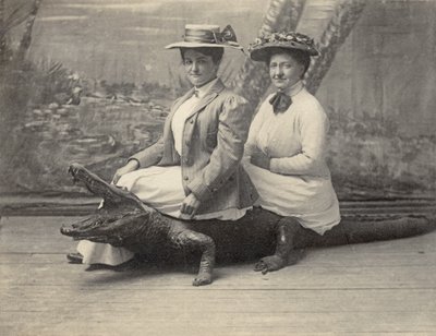 Kitömött aligátoron ülő nők, 1905 körül (f/w fotó) alkotó: Unbekannter Künstler