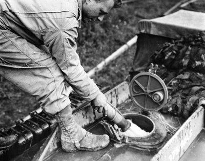 Zweiter Weltkrieg (1939-1945): Normandie (Frankreich) Sommer 1944: An einer Gasspeicherstation betankt ein Soldat einer US-Transportkompanie den Tank eines GMC-Tankers von Unbekannt