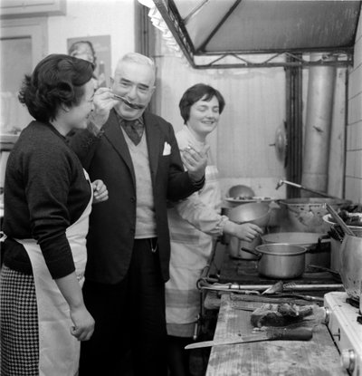 GIOVANNI COMISSO író a trevisói házában (egy ételt kóstol a konyhában) - 1962 alkotó: Unbekannt
