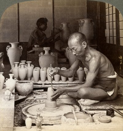 Egy fazekas és korongja, Awata porcelánból készült váza, Kinkosan munkák, Kiotó, Japán, 1904 alkotó: Underwood and Underwood