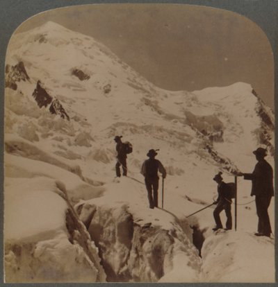 A Mt. Blanc megmászása - a Bossons-gleccser átkelése - Grands Mulets távolban, Alpok, 1901. alkotó: Underwood and Underwood