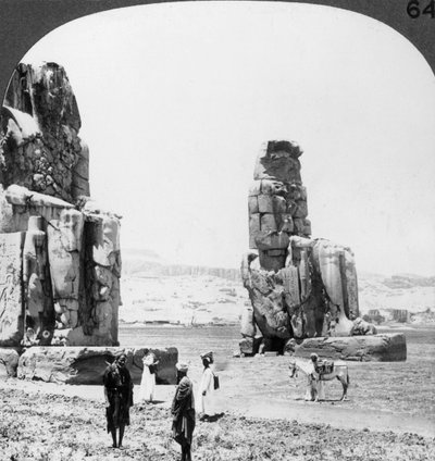 Kolosszális Memnon-szobrok Thébában, Egyiptomban, 1905 alkotó: Underwood and Underwood