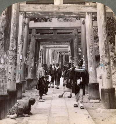 Jönni és menni a szent torii hosszú sorai alatt, Inari sintó temploma, Kiotó, Japán, 1904 alkotó: Underwood and Underwood