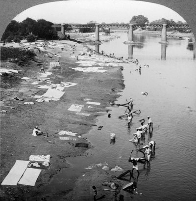 Dobbies ruhát mos a Gomti folyóban, Lucknow közelében, Indiában, 1900-as években. alkotó: Underwood and Underwood