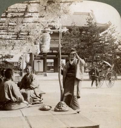 Lelógó wisteriafürtök egy teaház tornácán, Kiotó, Japán, 1904 alkotó: Underwood and Underwood