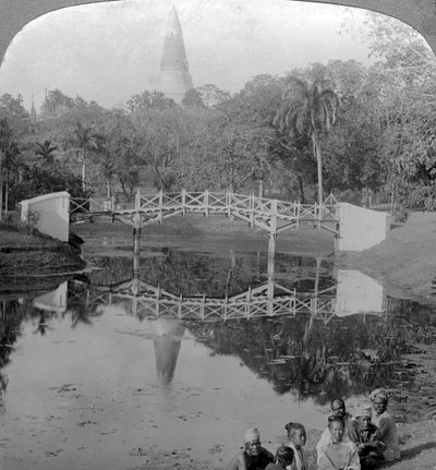 Erőd kertjei és a Shwedagon pagoda, Rangoon, Burma, 1900-as évek. alkotó: Underwood and Underwood