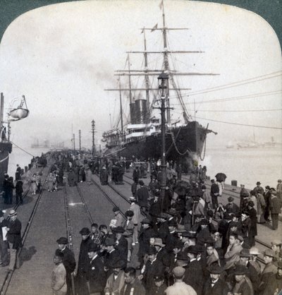 Üdvözlet az újoncoknak a Pacific Mail SS China melletti mólón, Yokohamában, Japánban, 1904. alkotó: Underwood and Underwood