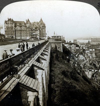 Hotel Chateau Frontenac és Dufferin Terrace, Quebec, Kanada. alkotó: Underwood and Underwood