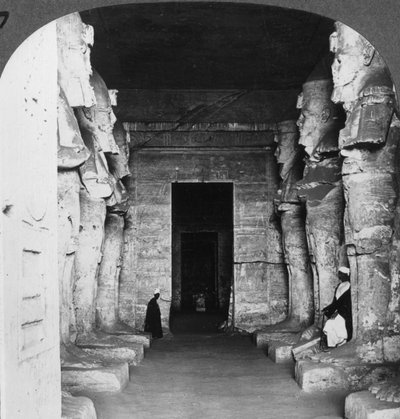 Abu Simbel sziklába vájt templomának belseje, Egyiptom, 1905. alkotó: Underwood and Underwood