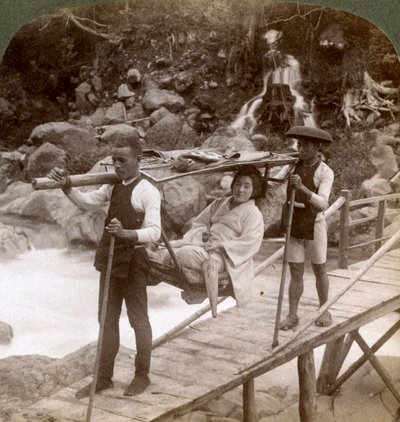 Japán nő egy yamakago hegyi székben, átkel a zuhogó Daiya folyón Nikko közelében, Japánban, alkotó: Underwood and Underwood