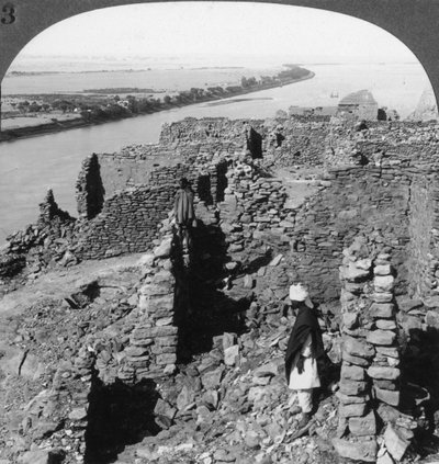 Kasr Qasr Ibrim és kilátás a Nílusra Núbiában, Egyiptomban, 1905. alkotó: Underwood and Underwood