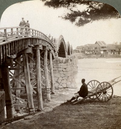 Kintai híd a Nishiki folyón Iwakuninál, északra nézve, Japán, 1904. alkotó: Underwood and Underwood