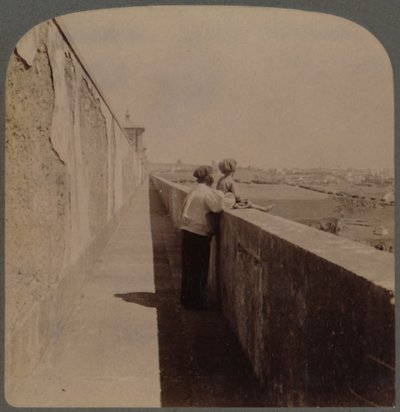 Hosszú séta a régi vízvezeték mentén - 1729-49 - látja el vízzel a várost, Lisszabon, Portugália, 1902. alkotó: Underwood and Underwood