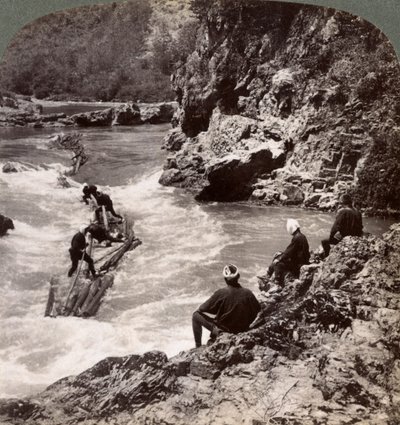 Férfiak rönktutajon lövöldöznek a Hozu-zuhatagra a Katsura folyón, Kiotó, Japán, 1904 alkotó: Underwood and Underwood