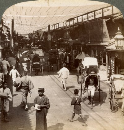 Nyári forgalom Shijo Bashidori napellenzői alatt, egy forgalmas kiotói főút, Japán, 1904 alkotó: Underwood and Underwood