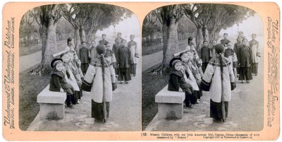 Missziós gyerekek egy amerikai kislánnyal, Kanton, Kína, 1900 alkotó: Underwood and Underwood