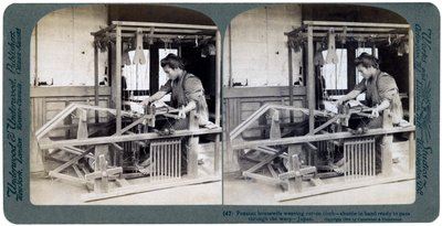 Pamutszövetet szövő paraszt háziasszony, Japán, 1904 alkotó: Underwood and Underwood