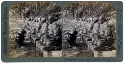 Paraszt imádkozik a Fény Istenének szobrai előtt, a Daiya folyónál, Nikko, Japán, 1904. alkotó: Underwood and Underwood
