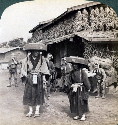 Zarándok koldusok kis gongokat verve a Kawaguchi-tó közelében, Japán, 1904 alkotó: Underwood and Underwood