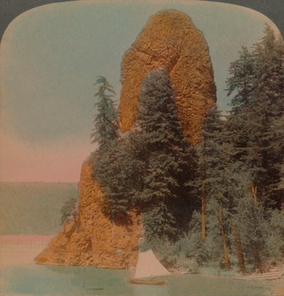 Rooster Rock, különös sziklaképződmény a Columbia folyó mentén, Oregon, 1902. Művészek: Elmer Underwood, Bert Elias Underwood. alkotó: Underwood and Underwood