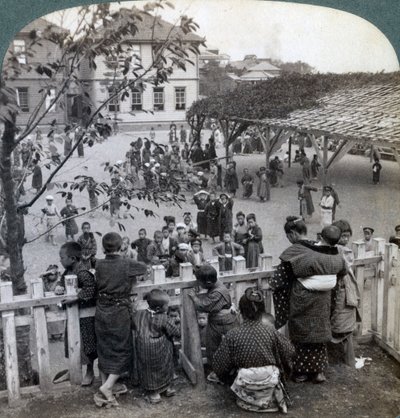 Iskolaház és környéke, Yokohama, Japán, 1904 alkotó: Underwood and Underwood
