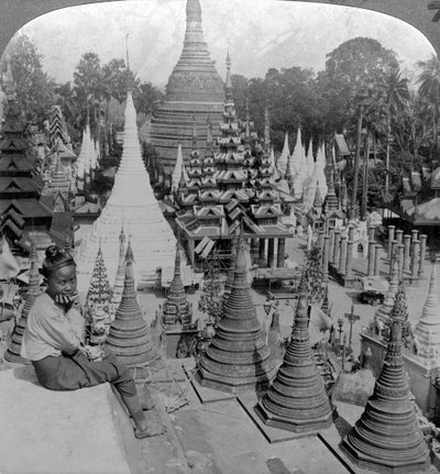 Shwedagon Pagoda, Rangoon, Burma, 1900-as évek. alkotó: Underwood and Underwood
