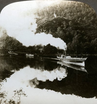 Gőzhajó a Loch Katrine-on, Skóciában. alkotó: Underwood and Underwood