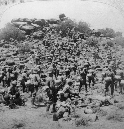 A búr kopje megtámadása a suffolkok által Colesbergben, Dél-Afrikában, búr háború, 1900. alkotó: Underwood and Underwood