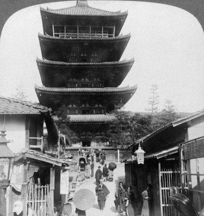 Az ötemeletes Yasaka Pagoda nyugati oldala, Kiotó, Japán, 1904. alkotó: Underwood and Underwood